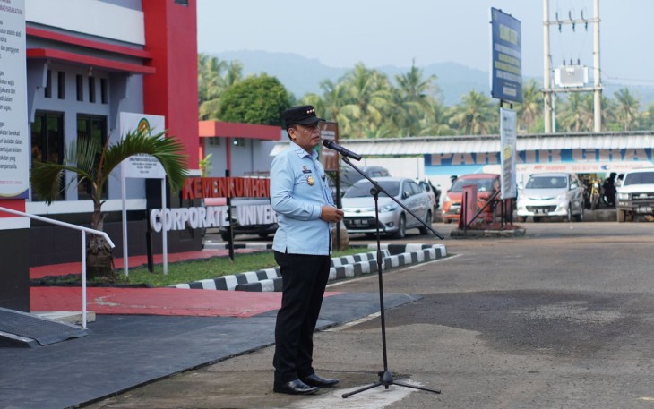 Kepala Divisi Pemasyarakatan Kantor Wilayah Kementerian Hukum dan HAM Banten Masjuno dalam Apel Pagi Pegawai di Lembaga Pemasyarakatan Kelas IIA Cilegon, Selasa (28/6/2022) kemarin.