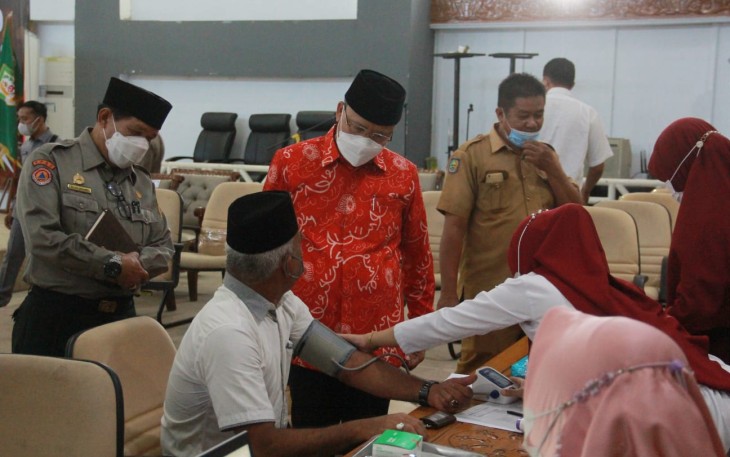 Gubernur Bengkulu Rohidin Mersyah usai meninjau vaksinasi massal COVID-19 bagi Aparatur Sipil Negara dan Tenaga Harian Lepas (THL) di Lingkungan Pemerintah Provinsi Bengkulu