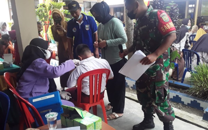 Koramil 422-03 Bersama Bhabinkamtibmas dari polsek Pesisir barat (Pesibar) guna untuk pendampingan pengamanan kegiatan Vaksinasi covid -19 untuk anak usia 6-11 tahun, di SDN 10 Pekon Rawas