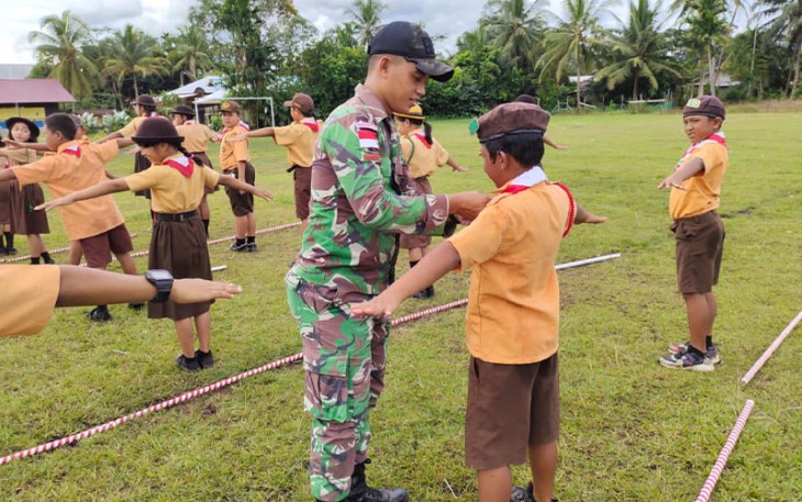 Satgas Pamtas RI-MLY Yonif 645/Gty saat Bantu Menjadi Gadik Pramuka di Perbatasan