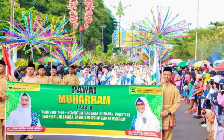 Pawai Muharam 1444 Hijriahdi kawasan Tepi Laut, Tanjungpinang, Minggu (31/07).