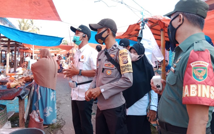 Pilar Desa Air Sulau saat Keliling Pasar Imbau Prokes dan Bagikan Masker