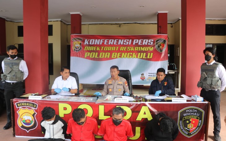 Direktur Reserse Kriminal Umum Kombes Pol Teddy Suhendyawan Syarif didampingi Kabid Humas Polda Bengkulu Kombes Pol Sudarno, S.Sos., M.H.,  serta kasubdit Jatanras AKBP Lambe Patabang Birana, S.Ik., M.H., saat konferensi pers yang digelar hari ini (29/08/22) menyampaikan, tersangka SA memperjual belikan chip higgs domino untuk memperoleh keuntungan pribadi.