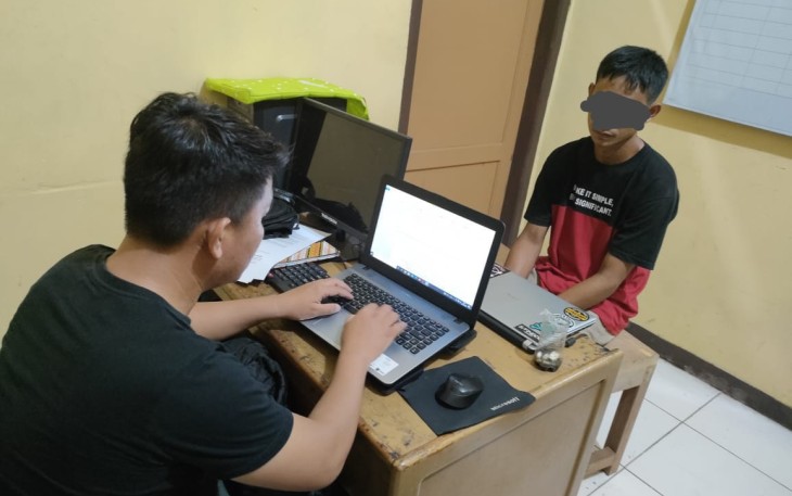 Pelaku saat diperiksa penyidik