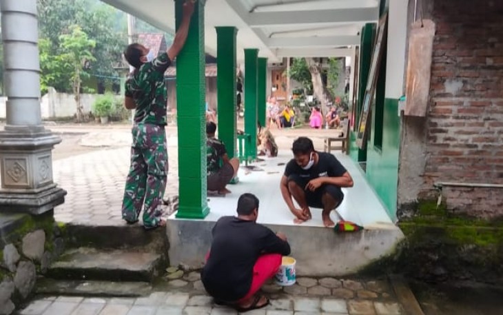 Serda Erwan Tri Bersama Warga Bersihkan Masjid