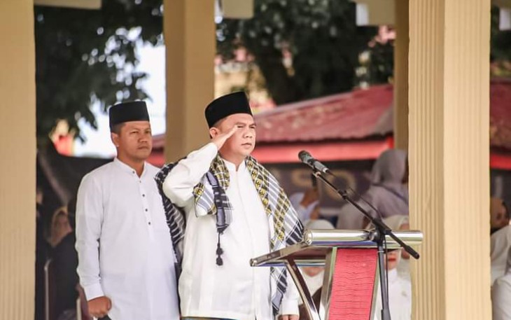 Bupati Labuhanbatu dr. H. Erik Adtrada Ritonga, MKM. saat membacakan pidato Menteri Agama sebagai Inspektur Upacara pada Upacara Peringatan Hari Santri di Lapangan Ika Bina Rantauprapat, Sabtu (22/10/2022) 