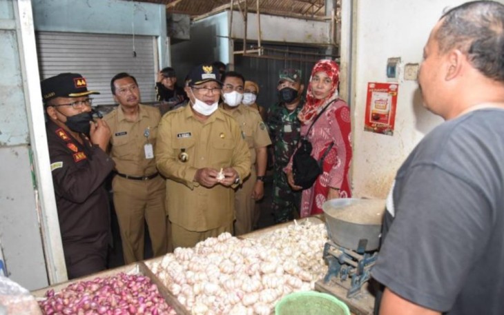 Bupati Tulungagung saat Sidak Harga Bahan Kebutuhan Pokok di Pasar Ngemplak