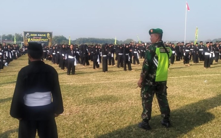 Danramil Kebonsari saat Pimpin Pengamanan Peragaan Jurus Kolosal PSHT