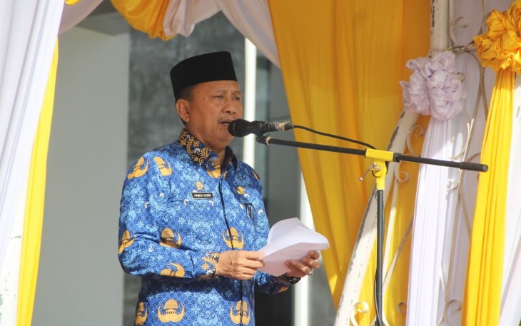 Sekretaris Daerah (Sekda) Provinsi Bengkulu Hamka Sabri saat mewakili Gubernur Bengkulu Rohidin Mersyah menjadi Pembina Upacara Peringatan HUT ke 51 KORPRI Tahun 2022, di Halaman Kantor Gubernur, Selasa (29/11)
