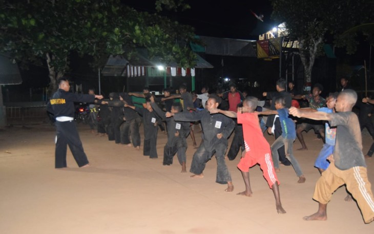 Prajurit Yonif 511/DY saat melatihkan beladiri Persaudaraan Setia Hati Teratai (PSHT) kepada pemuda pemudi di Kampung Sota, Distrik Sota, Kabupaten Merauke.