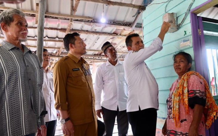 Gubernur Ansar saat meresmikan Operasional Genset dan Jaringan Listrik 3 Pulau Hinterland Batam