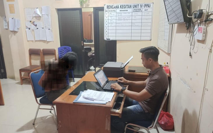 Terduga pelaku saat diperiksa petugas