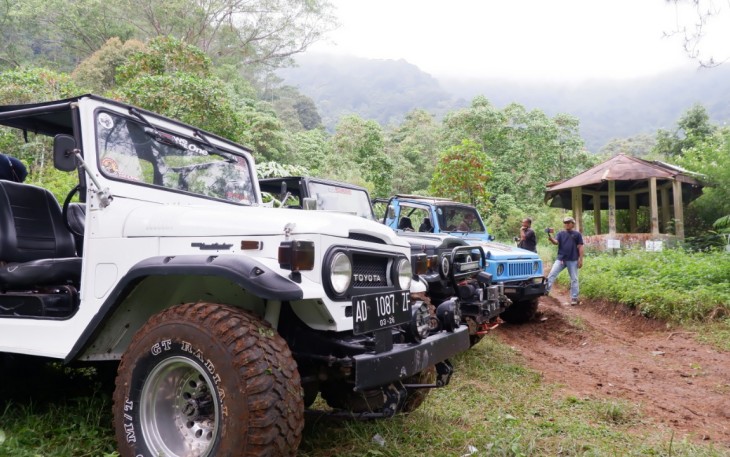 Deretan jeep adventure sedang berhenti di salah satu lintasan offroad Bukit Sekipan, Kalisoro, Tawangmangu, Kabupaten Karanganyar. Sabtu (25/6/2022).