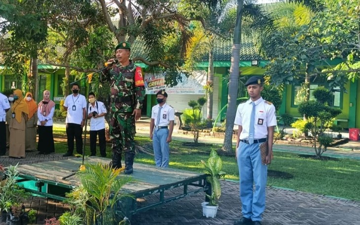 Danramil Majayan saat Berikan Wawasan Kebangsaan ke Siswa SMKN 1 Mejayan