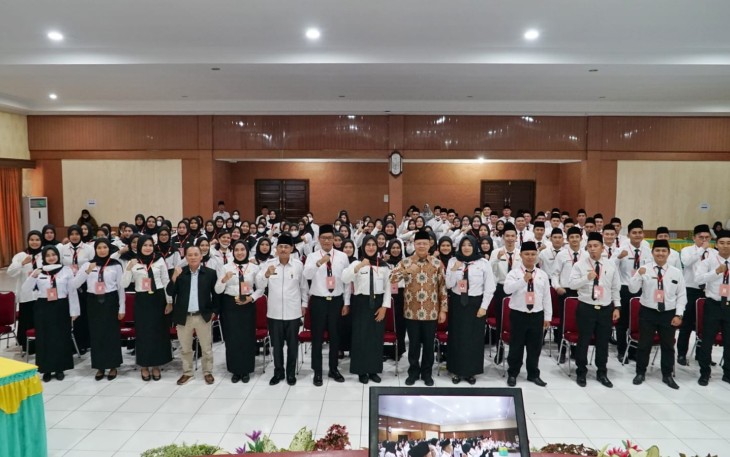 Gubernur Bengkulu Rohidin Mersyah foto bersama usai acara di aula Rafflesia BPSDM, Rabu (16/11).