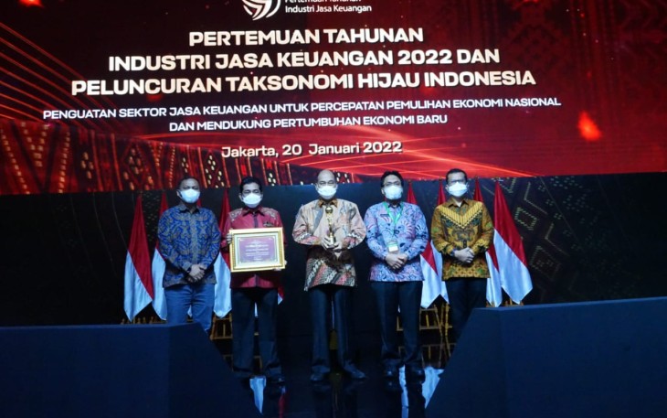 Walikota Tebing Tinggi Terima Penghargaan Penggerak Program Inklusi Keuangan Nasional Dari OJK RI