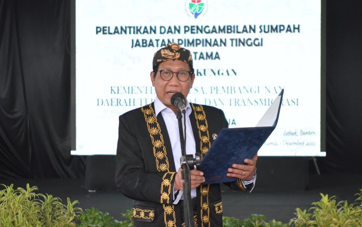 Menteri Desa, Pembangunan Daerah Tertinggal, dan Transmigrasi, Abdul Halim Iskandar didampingi Sekjen Kemendes PDTT Taufik madjid Melantik Pejabat tinggi Pratama Kemendes PDTT di Desa Curug Bitung Kabupaten Lebak Banten (1/12/2022)