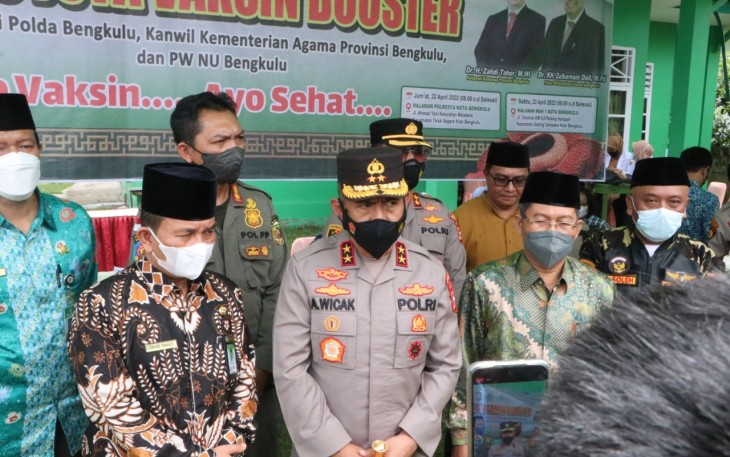 Kapolda Bengkulu Irjen Pol Drs. Agung Wicaksono, M.Si., kemarin ( 21/04/22) seusai meninjau pelaksanaan vaksinasi boster serentak yang digelar oleh Polri bekerjasama dengan PWNU Provinsi Bengkulu.