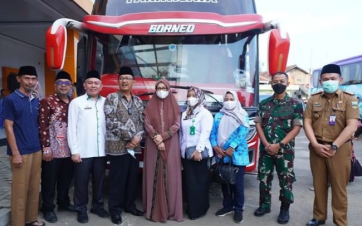 Bupati Agus Istiqlal saat Sambut Kedatangan Jemaah Haji Pesibar 