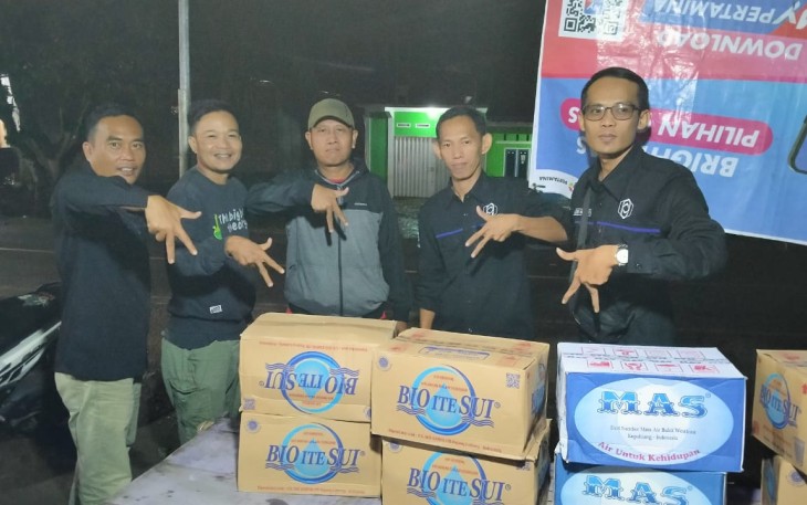 Ketua Pemuda Alap Tomi Nurman bersama rekannya saat menyalurkan bantuan, Kamis malam (30/06/2022).