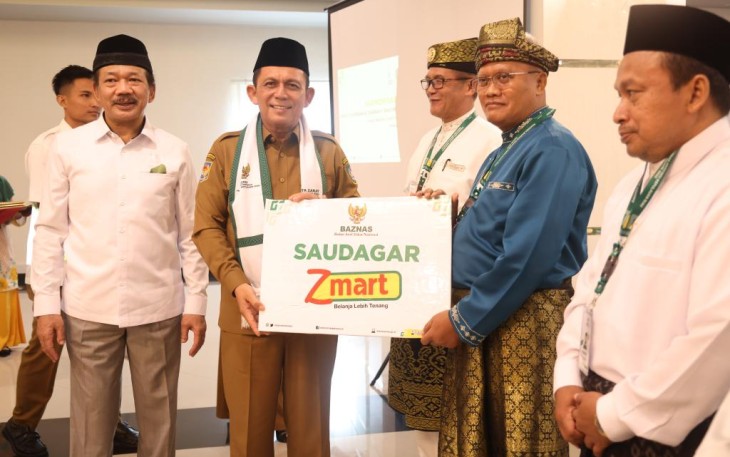 Gubernur Ansar sebagai Duta Zakat dilakukan langsung oleh Ketua Badan Amil Zakat Nasional (BAZNAS) RI Prof. Noor Achmad pada pembukaan Rapat Koordinasi Tingkat Daerah BAZNAS Kepri di Hotel CK, Tanjungpinang, Selasa (25/10).