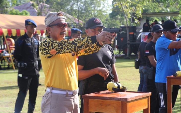 Kapolda Bengkulu saat lomba menembak