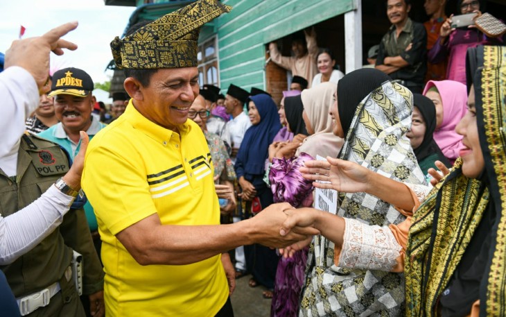 Masyarakat Mentuda saat sambut Kedatangan Rombongan Gubernur Kepri