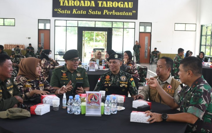 Acara pembinaan dan pemberdayaan keluarga besar TNI yang diikuti oleh FKPPI, PPM dan Hipakad Se-wilayah jajaran Korem 142/Tatag di Aula andi depu korem 142/Tatag Mamuju Sulbar, Selasa (06/12/2022).