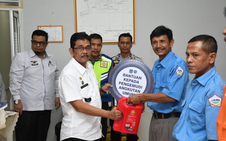 Pemko Tebing Tinggi melaui Dinas Perhubungan memberikan bantuan subsidi sektor transportasi kepada pengemudi angkot (angkutan kota) dan betor (becak bermotor), Rabu (14/12/2022) di ruang aula Dinas Perhubungan kota, Jl. Gunung Agung, Kelurahan Tanjung Marulak. 
