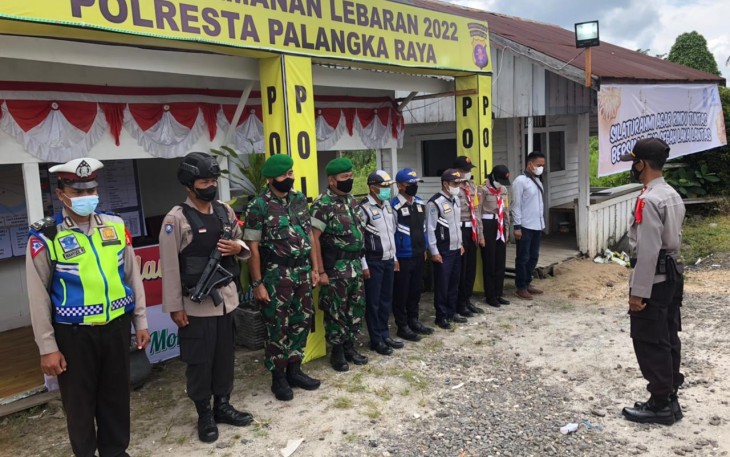 Personel Koramil Jajaran Dalam Pengamanan Arus Mudik Lebaran di Palangka Raya 