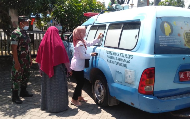 Babinsa Kedunggalar saat Dampingi Petugas Kesehatan Evakuasi ODGJ