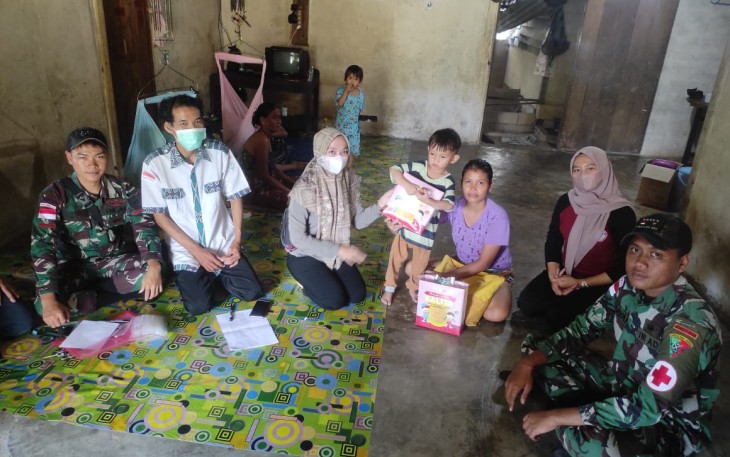 Satgas Pamtas Yonif 645/Gty saat Berikan Bantuan Pemeriksaan Kepada Balita Stunting di Perbatasan