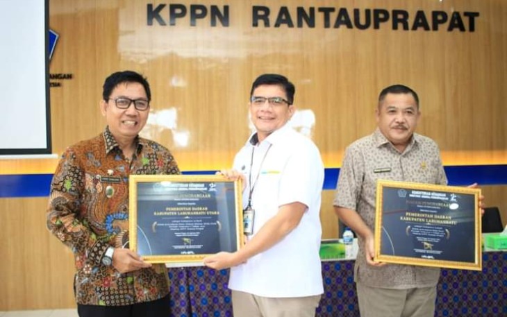 Pemkab Labuhanbatu saat Terima Penghargaan Dari KPPN 