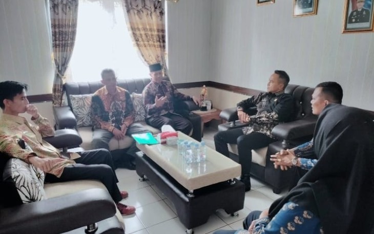 Kepala Seksi (Kasi) Pendidikan Diniyah dan Pondok Pesantren Kemenag Limapuluh Kota Ifkar, beserta jajaran Kemenag Limapuluh Kota saat mendatangi Lapas Kelas III Suliki, terkait pematangan rencana Lapas berbasis Pondok Pesantren. 