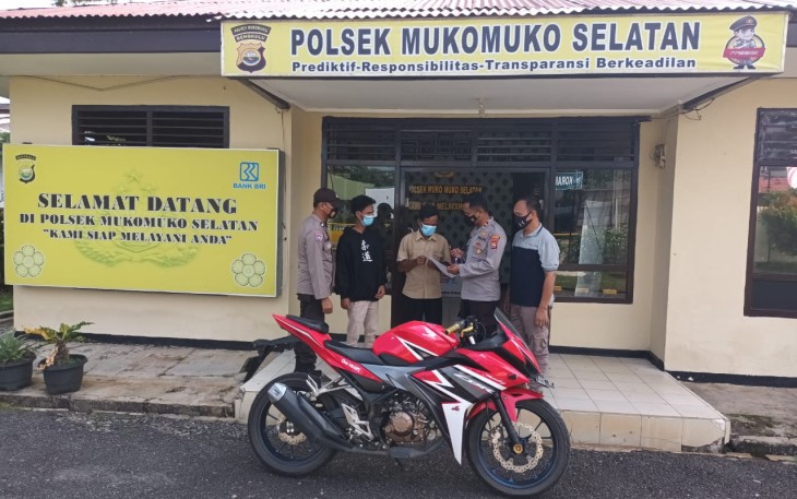 Penyerahan Barang Bukti Hasil Curanmor Kepada Korban