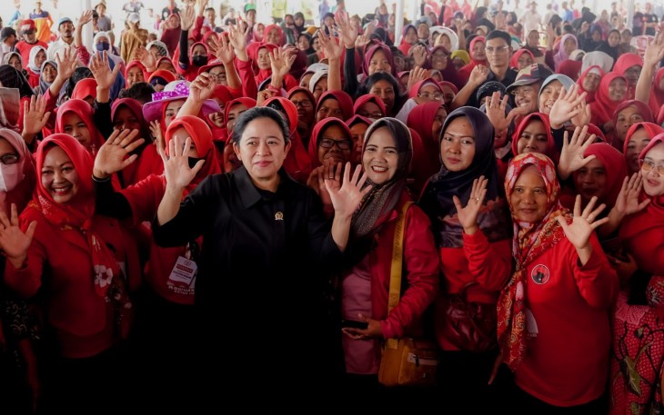 Warga Sukamandi Subang saat Berebut Minta Selfie dengan Puan Maharani