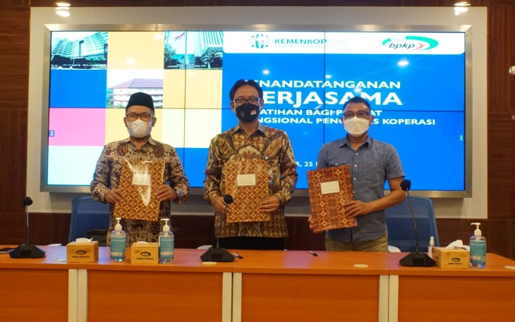 Saat acara Penandatanganan Kerjasama Pelatihan Bagi Pejabat Fungsional Pengawas Koperasi Tahun 2022, dengan Pusdiklatwas Badan Pengawas Keuangan dan Pembangunan (BPKP), di GIA Corporate University, Ciawi, Bogor, Jawa Barat, Jumat (25/3).