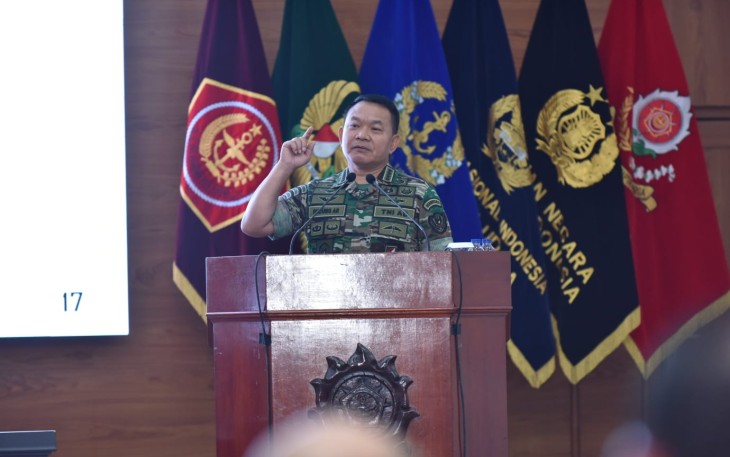 Kasad Jenderal TNI Dr. Dudung Abdurachman saat memberikan pembekalan kepada Pasis Dikreg L Sesko TNI di Graha Widya Adibrata Sesko TNI, Bandung. Jumat, (2/12/2022).