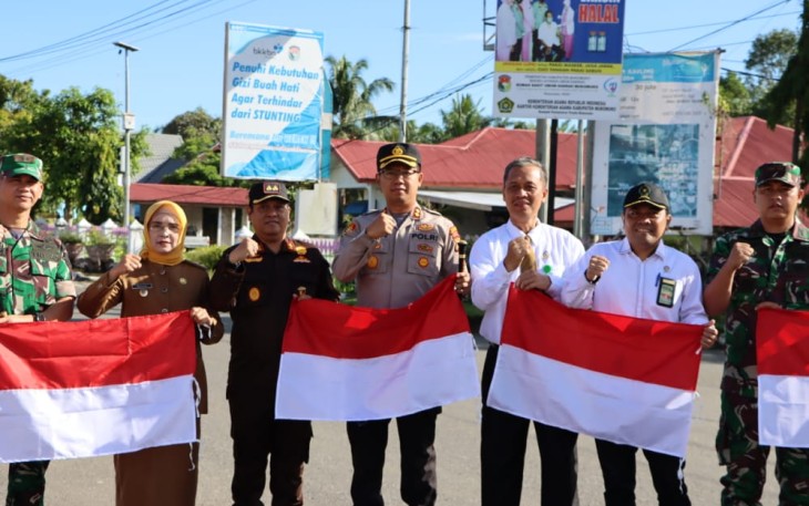 Forkopimda Mukomuko saat Bagikan Bendera Merah Putih