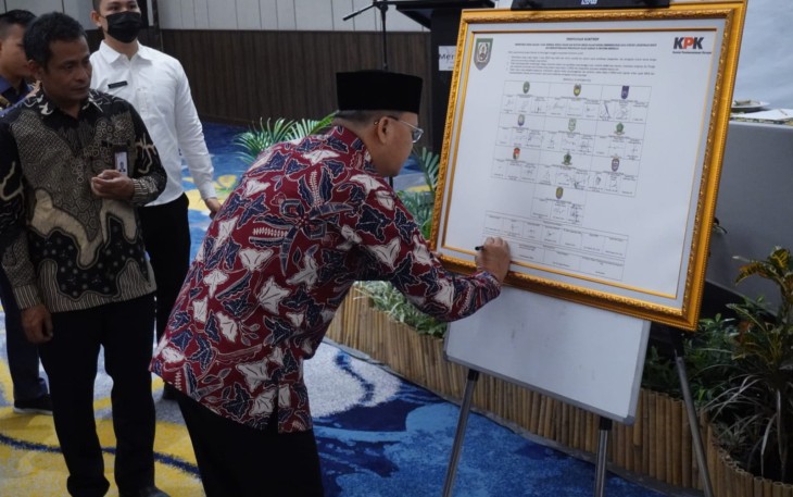Gubernur Bengkulu Rohidin Mersyah saat teken komitmen bersama KPK