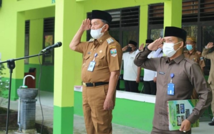  Wakil Bupati (Wabub) Pesisir Barat (Pesibar) A.Zulqoini Syarif, menghadiri sekaligus menjadi Inspektur upacara hari amal bhakti kementrian agama ke 76 bertempat di lapangan MAN KRUI