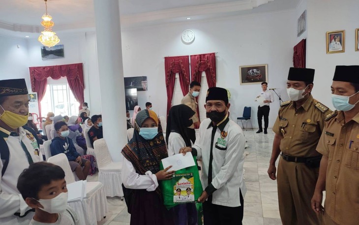 Bupati Seluma diwakili Asisten I Mirin, SH, MH bersama Ketua Baznas Kabupaten Seluma Andi Sunarto salurkan bantuan kepada 51 anak yatim, piatu, yatim piatu dari Kecamatan Seluma Selatan
