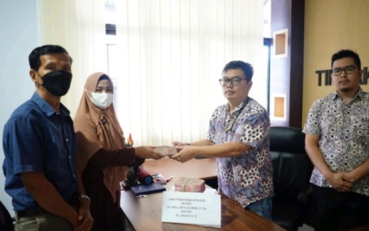 Keluarga Aria Lukita saat Serahkan Rp339 Juta ke Kejari Lambar