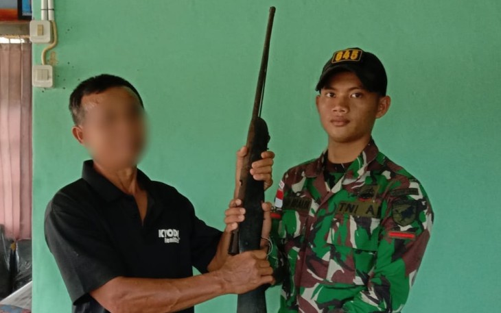 Warga Perbatasan RI-MLY Taat Hukum saat Serahkan Senjata Api Rakitan Kepada Satgas Pamtas Yonif 645/GTY