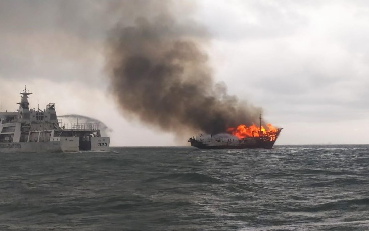 Pasca kebakaran Kapal Damkar berusaha memadamkan api