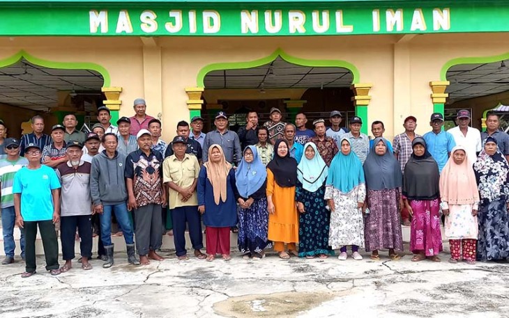 Zulfadli Oyong dan Sartiman dari Fraksi NasDem foto bersama seusai Tampung Aspirasi Pegawai Pensiunan PTPN Alue Ie Mirah 