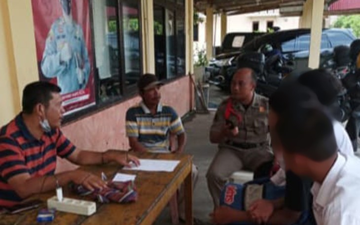 Polisi saat mengembalikan ketiga pelajar kepada para orang tuanya