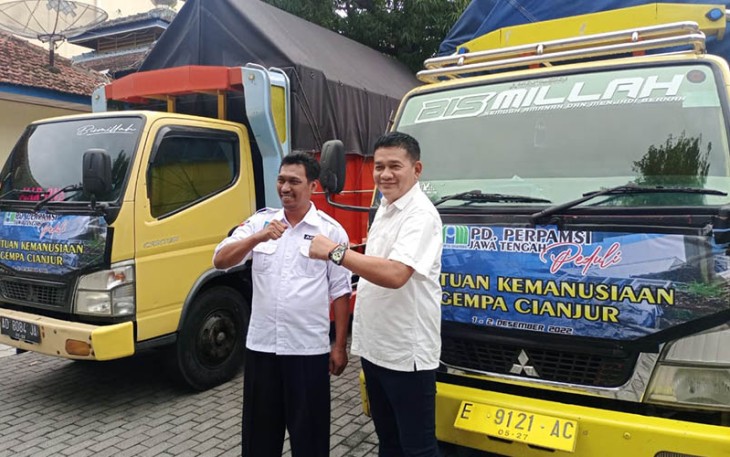 Dirut PUDAM Tirta Lawu Karanganyar, Prihanto, bersama salah satu anggota PD Perpamsi Jawa Tengah saat persiapan pengiriman bantuan kemanusiaan gempa Cianjur, Rabu (30/11/2022).