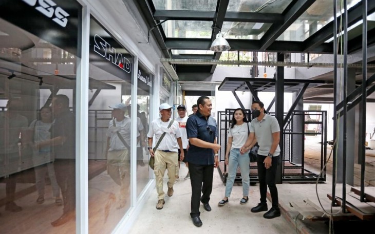 Ketum IMI Bamsoet saat Tinjau Persiapan Black Stone Garage (IMI Lounge)
