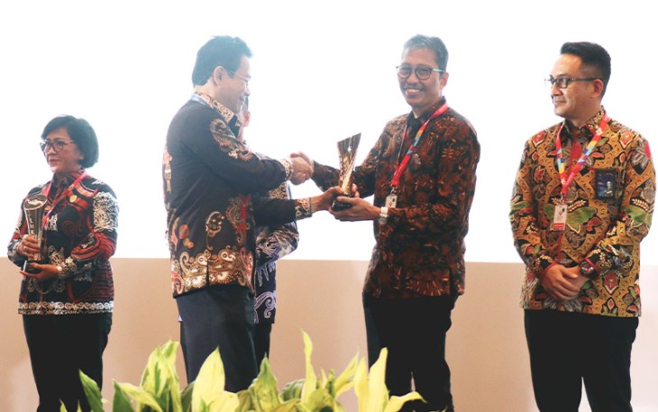 Wakil Ketua KPK Johanes Tanak saat memberikan penghargaan kepada Direktur Utama Bank Jatim Busrul Iman (09/02).